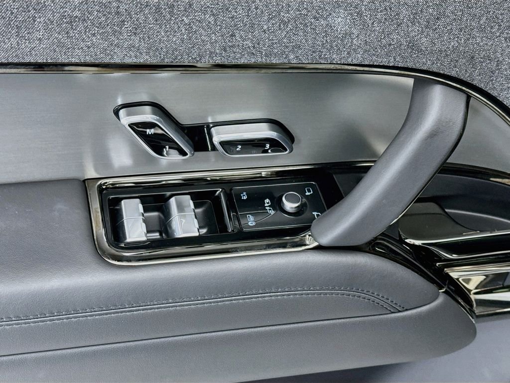 Used 2024 Fuji White Land Rover SE image 21