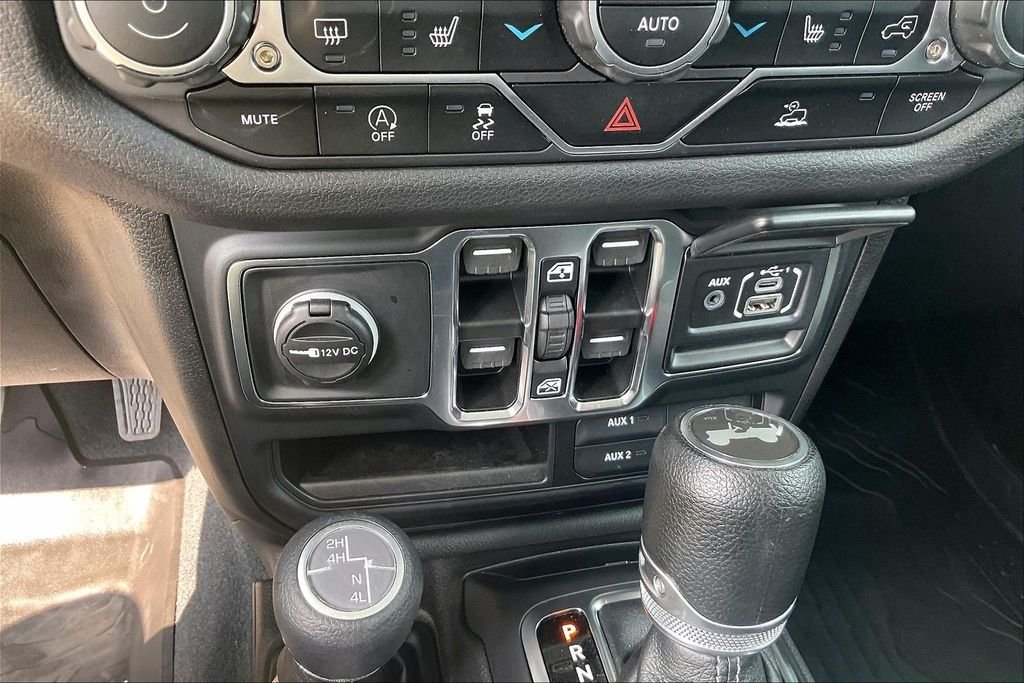 Used 2024  Jeep Sport S image 32