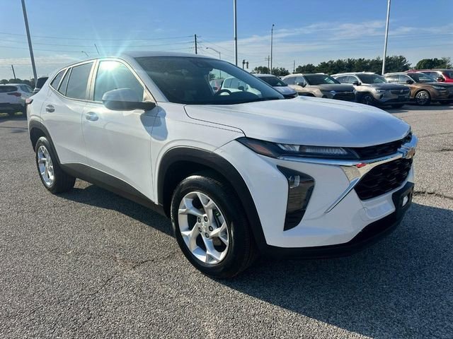 Used 2025 Summit White Chevrolet LS image 8