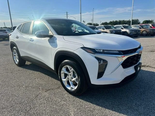 Used 2025 Summit White Chevrolet LS image 8