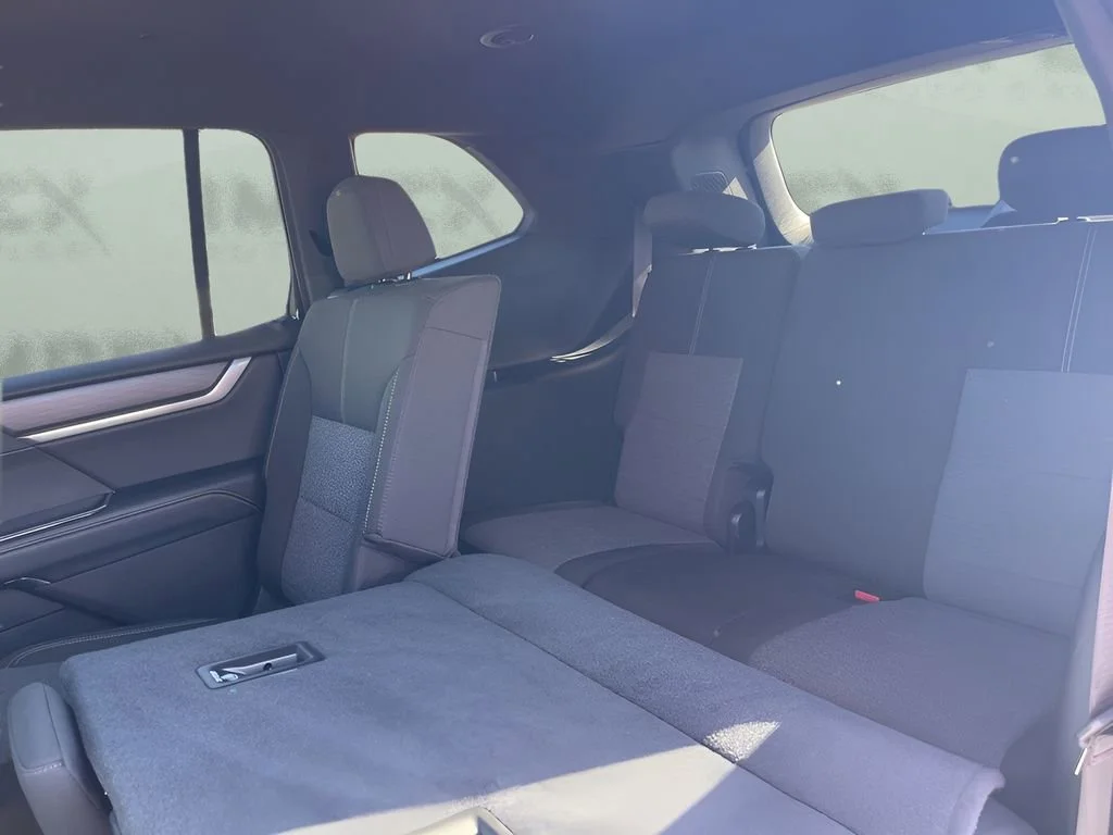 Used 2025 Summit White GMC Elevation image 11