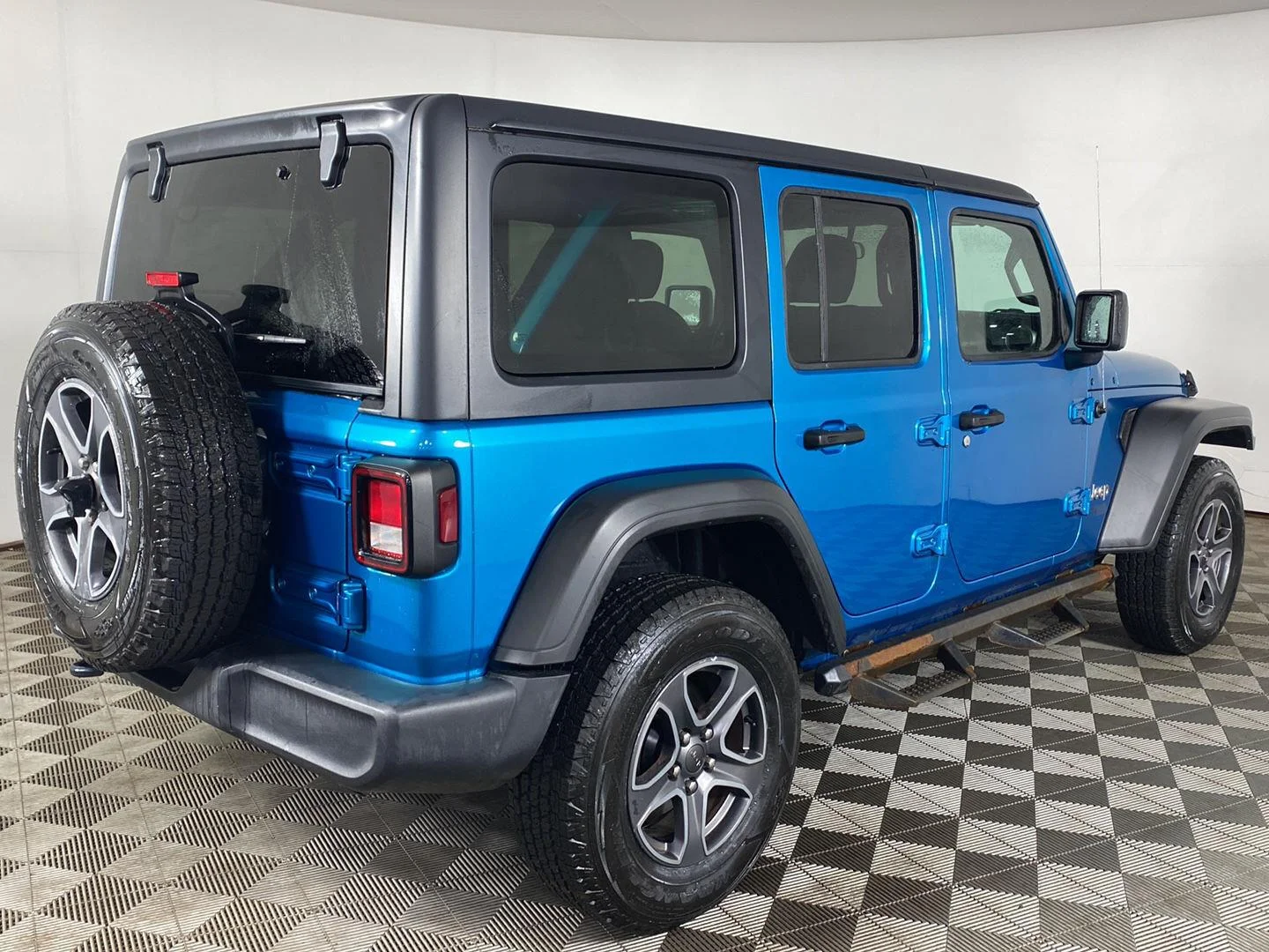 Used 2019 Bikini Pearlcoat Jeep Sport S image 3