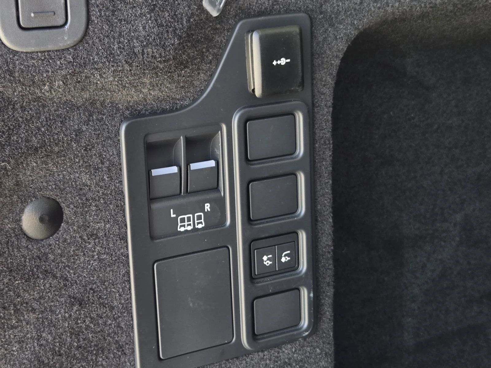 Certified Used 2025 Black Land Rover S image 11