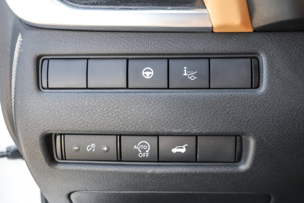 Used 2023 White Nissan Platinum image 27