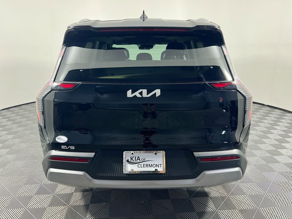 New 2026 Ebony Black Kia Wind AWD image 4