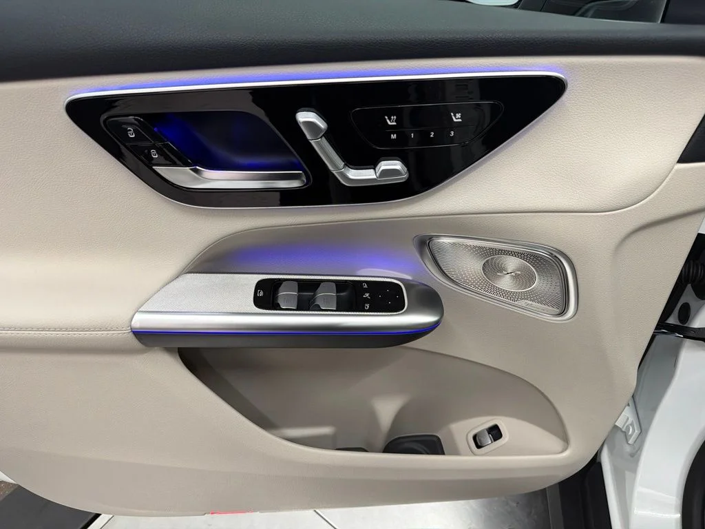New 2027 White Mercedes-Benz GLC 300 image 19