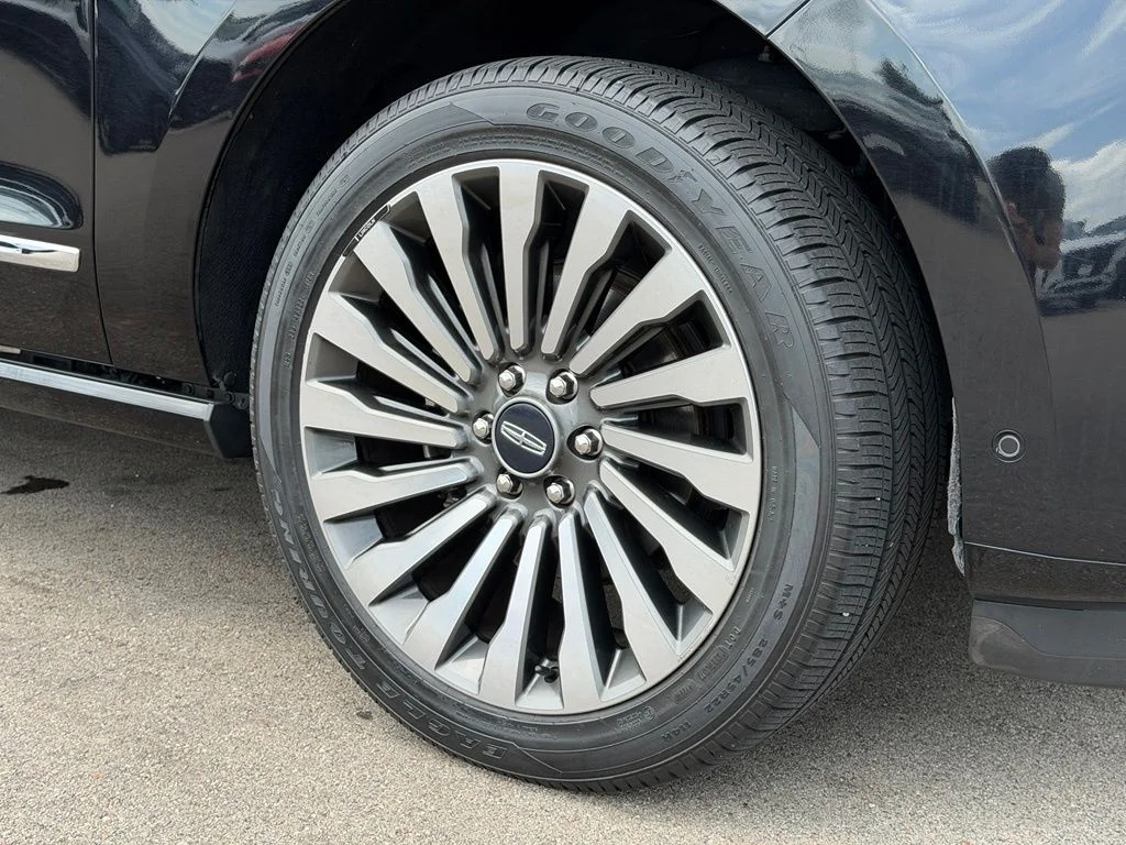 Used 2019 Black Lincoln Reserve image 28