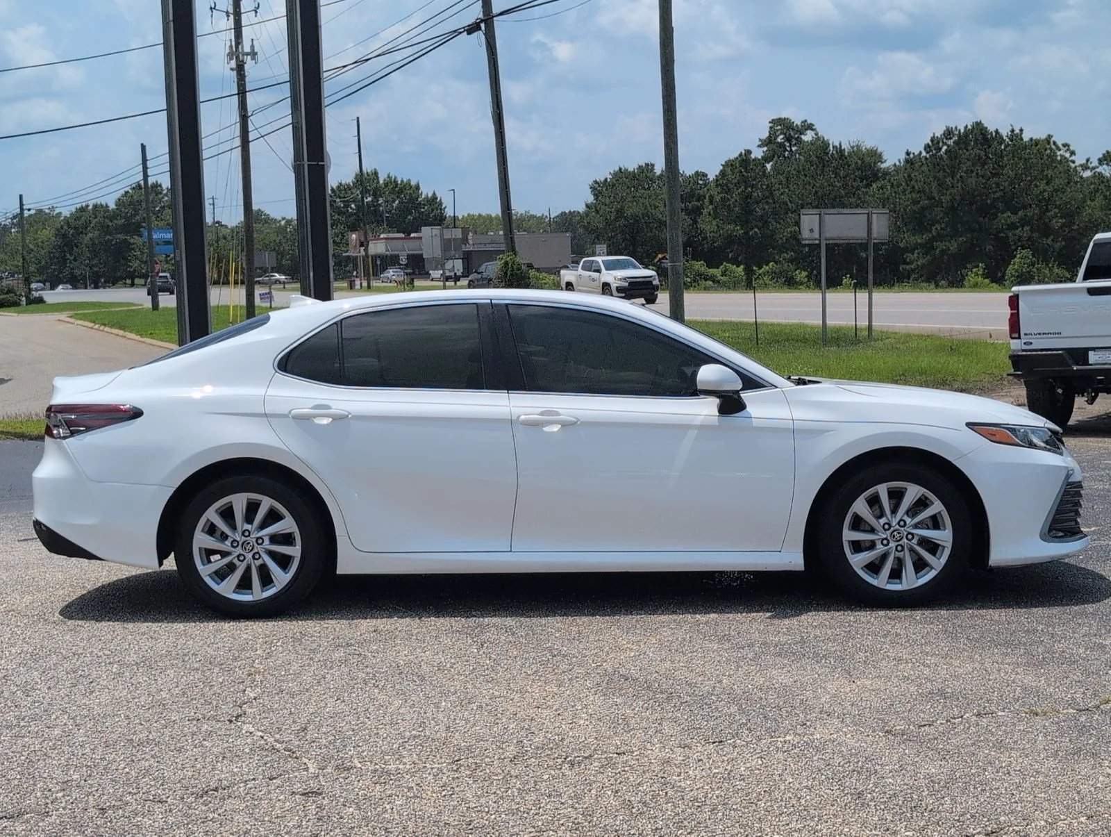 Used 2021 White Toyota LE image 8