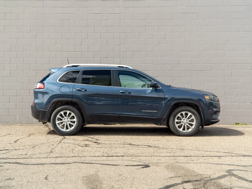 Used 2019 Blue Jeep Latitude image 8