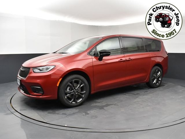 New 2026 Red Hot Pearl-Coat Exterior Paint Chrysler Select image 6