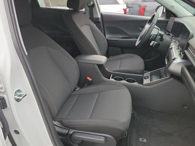 2025 Hyundai Kona EV SEL - Photo 16
