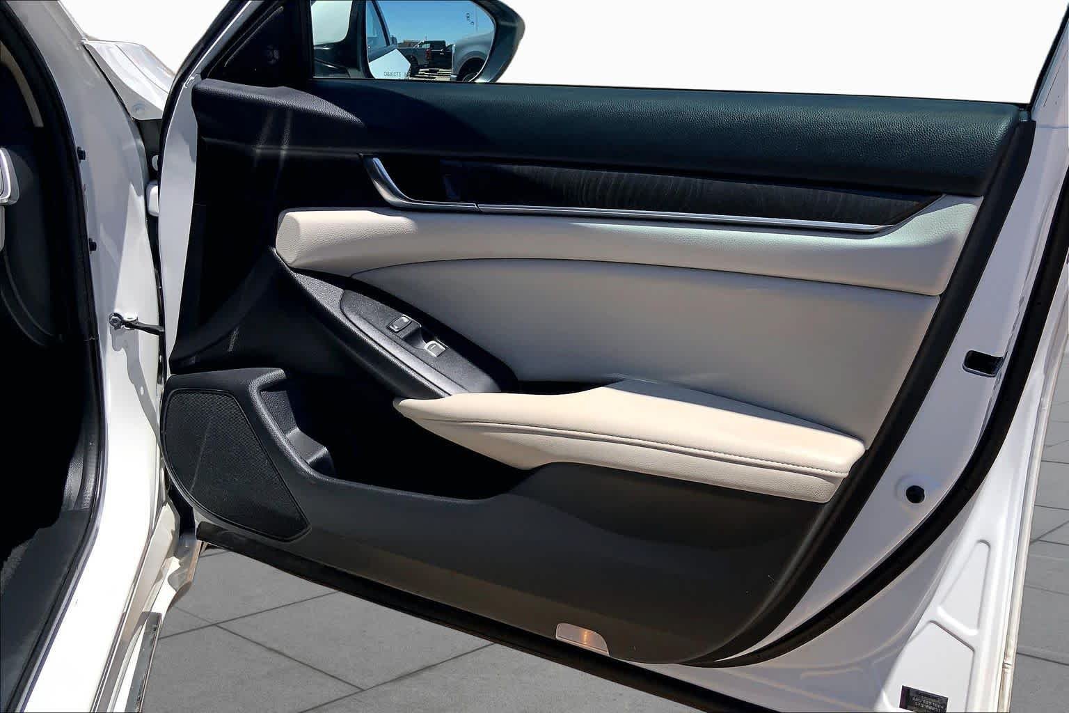 Used 2021 Platinum White Pearl Honda Touring image 23