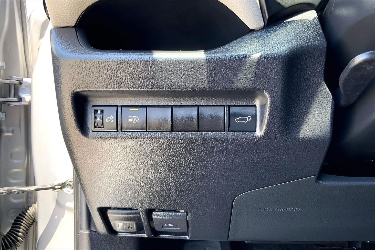 Used 2022 Silver Sky Metallic Toyota XLE Premium image 33
