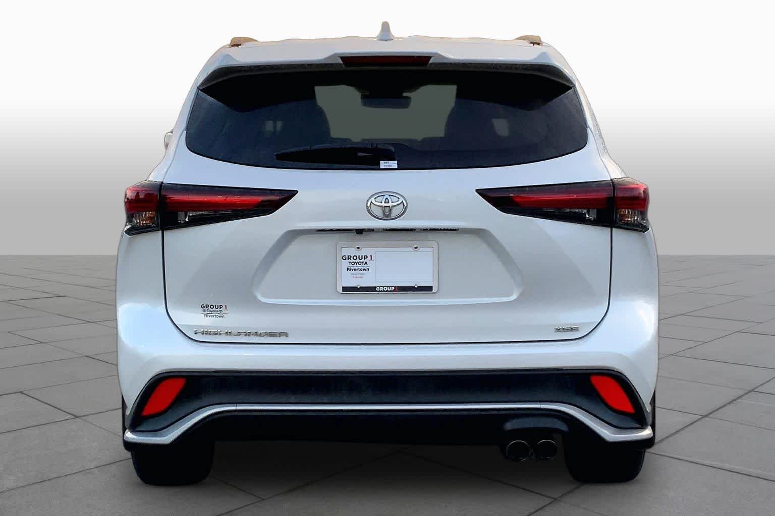 Used 2024 Wind Chill Pearl Toyota LE image 5