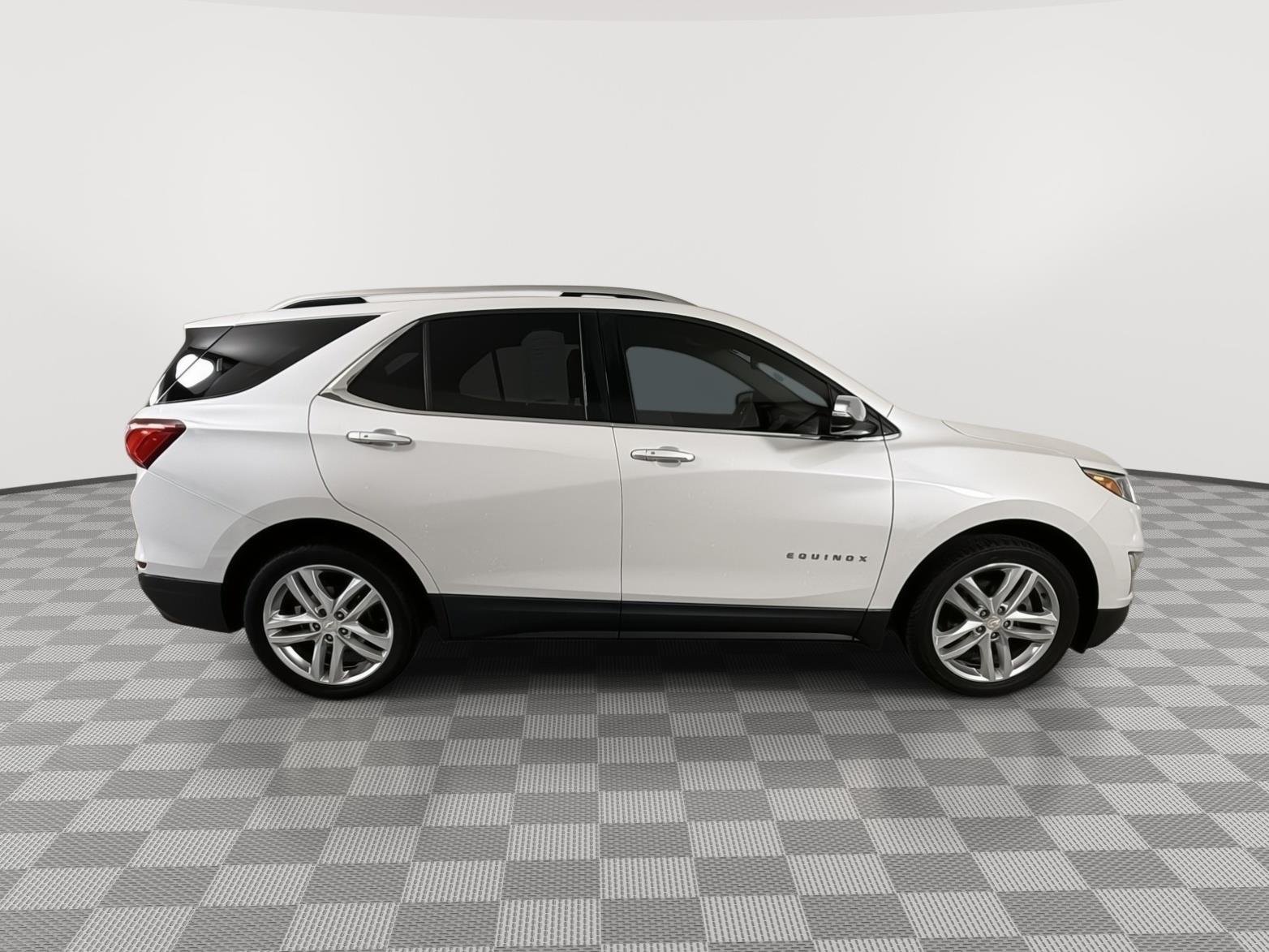 Used 2018 Iridescent Pearl Tricoat Chevrolet Premier image 13