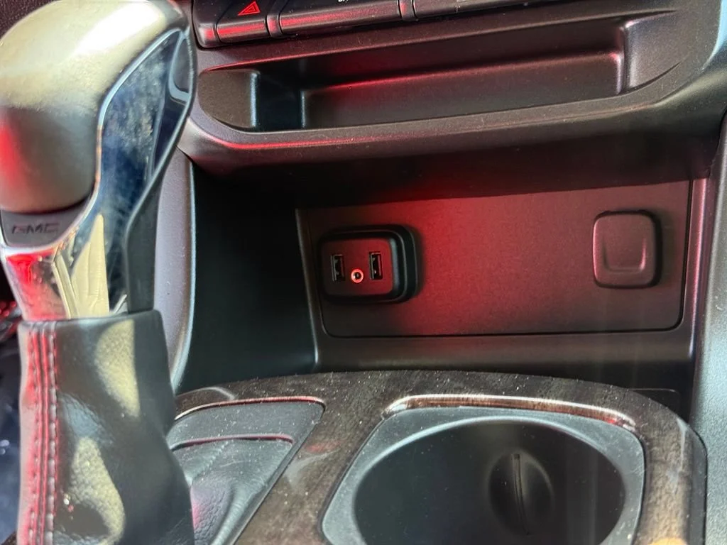Used 2022 SUMMIT WHITE GMC 4WD Elevation image 25