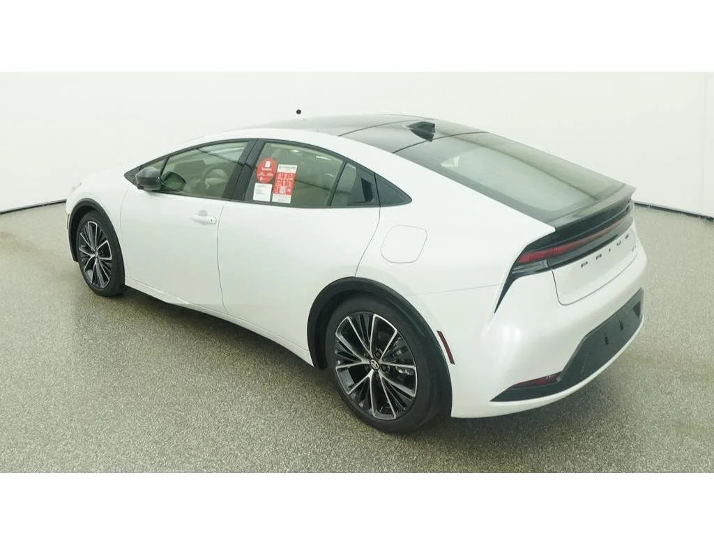 New 2027 Wind Chill Pearl Toyota XLE image 5