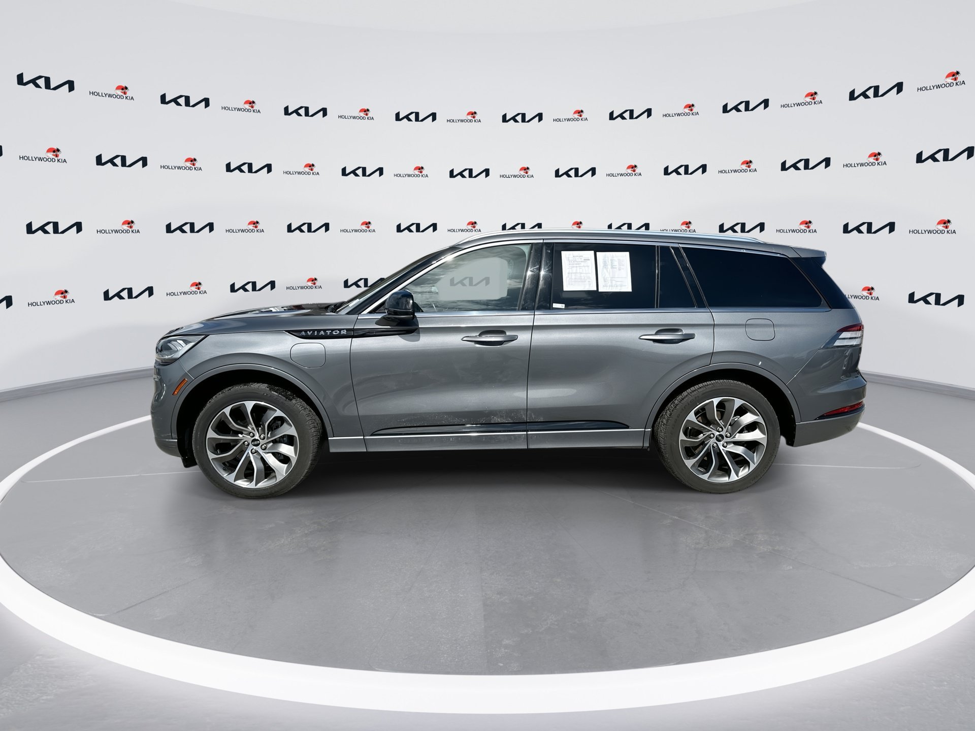 Used 2022 Gray Metallic Lincoln Grand Touring image 5