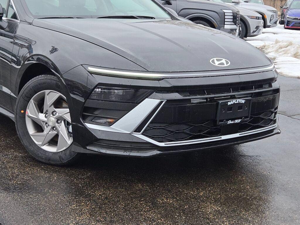 New 2026 Black Hyundai SE image 2