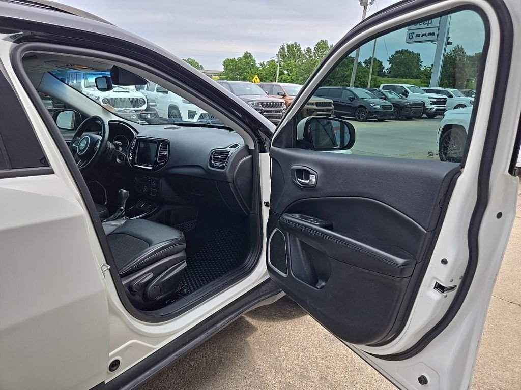 Used 2018 White Jeep Latitude image 64
