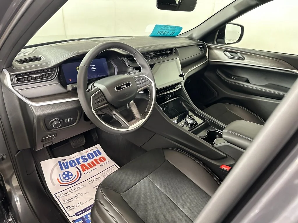 New 2026 Baltic Gray Metallic Clear-Coat Exterior Paint Jeep Altitude image 16
