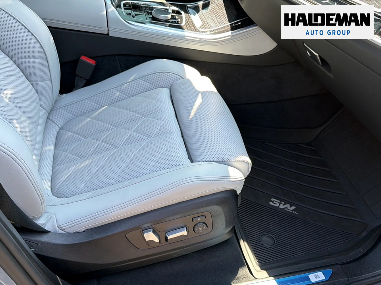Used 2025 Brooklyn Gray Metallic BMW xDrive50e image 21