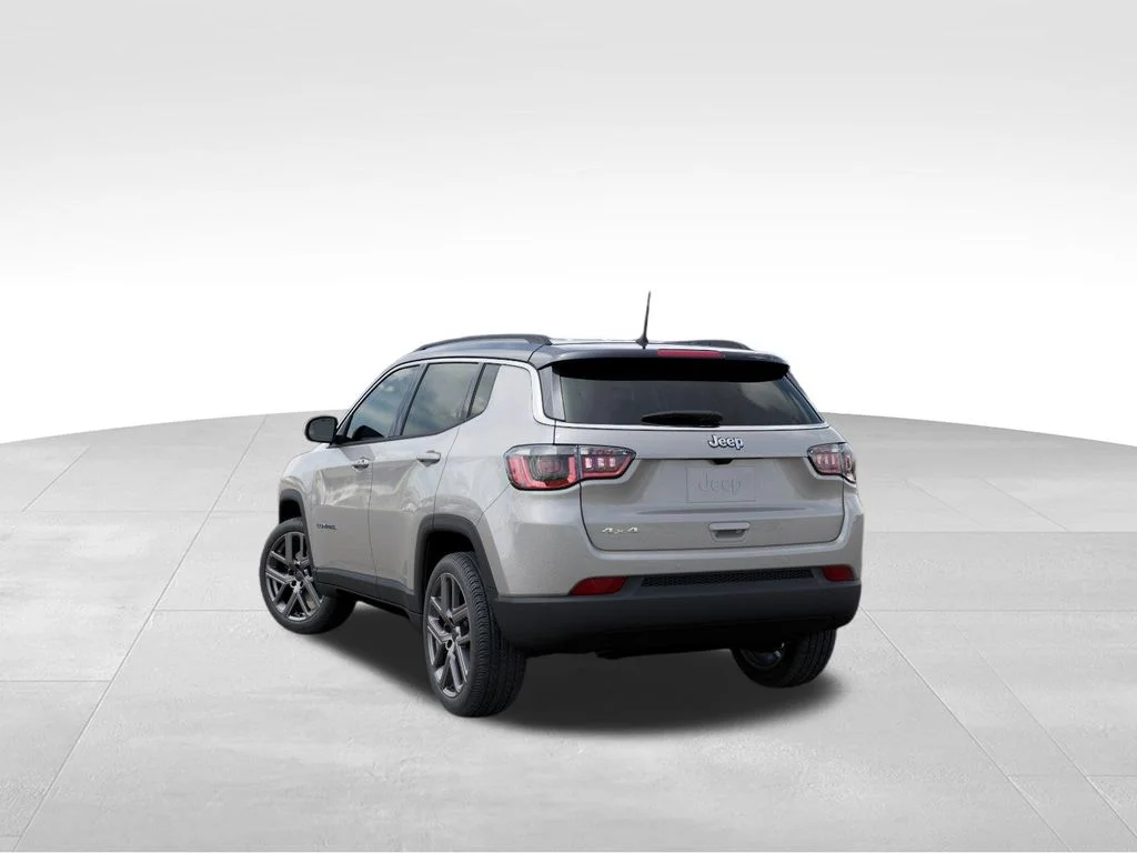 New 2026 Silver Zynith Metallic Clear-Coat Exterior Paint Jeep Limited image 3