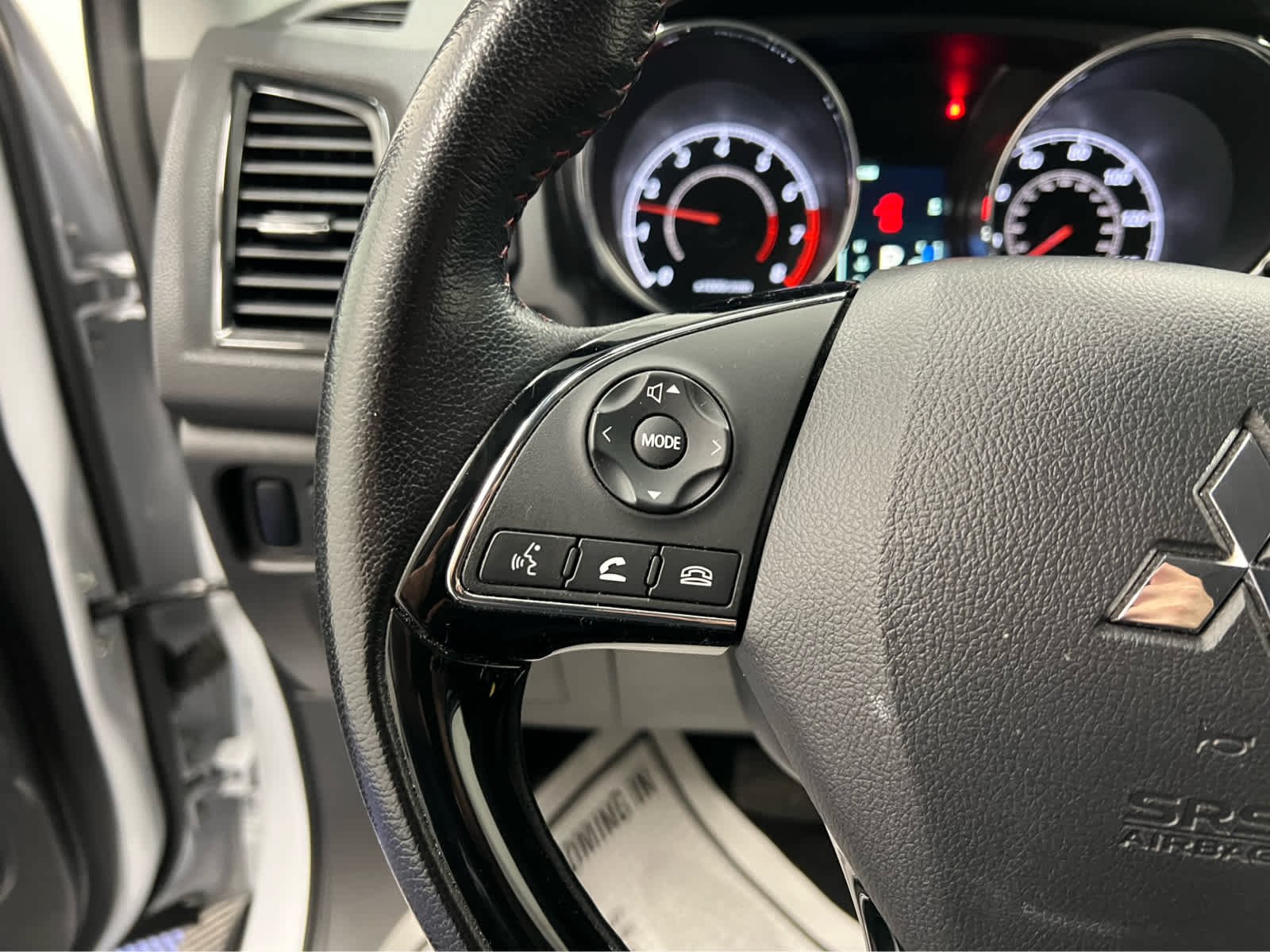 Used 2023 White Diamond Mitsubishi LE image 13