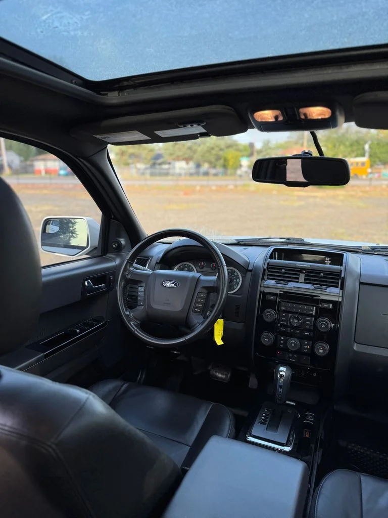 Used 2011 White Suede Ford Limited image 27