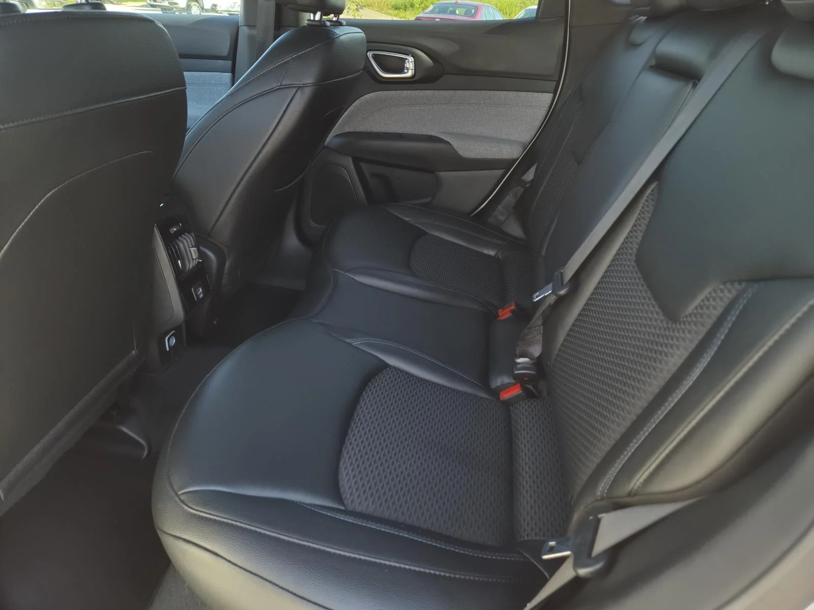 Used 2025 White/off-white Jeep Latitude 4x4 image 29