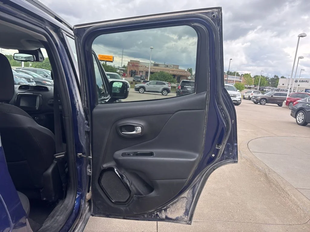 Used 2018 Blue Jeep Latitude image 27