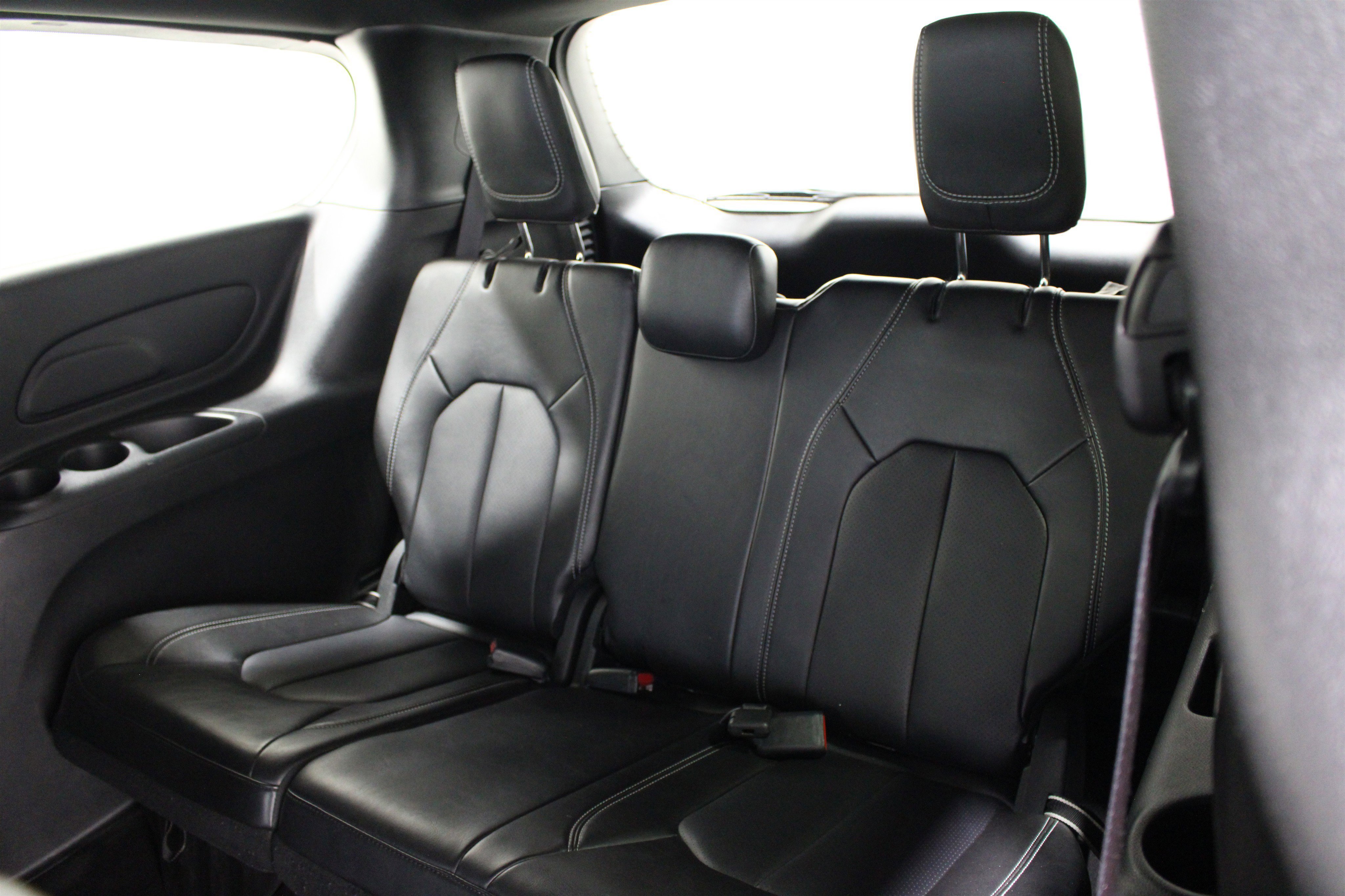 Used 2025 Red Hot Pearlcoat Chrysler Select image 21