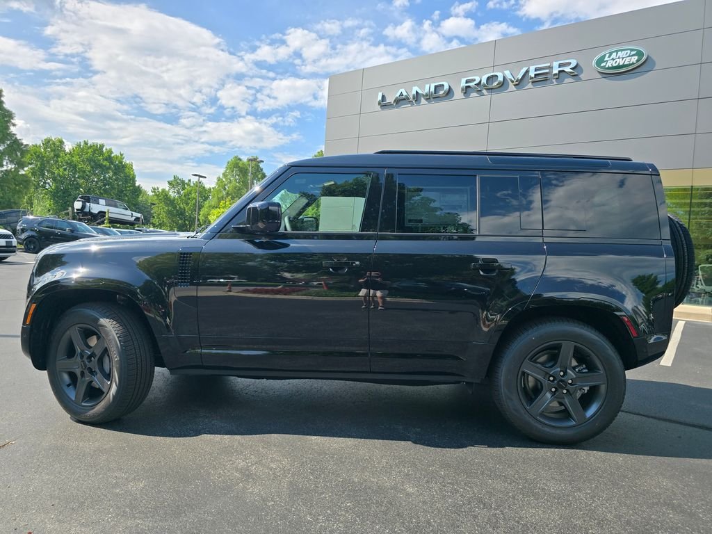 New 2026 Santorini Black Land Rover X-Dynamic SE image 3