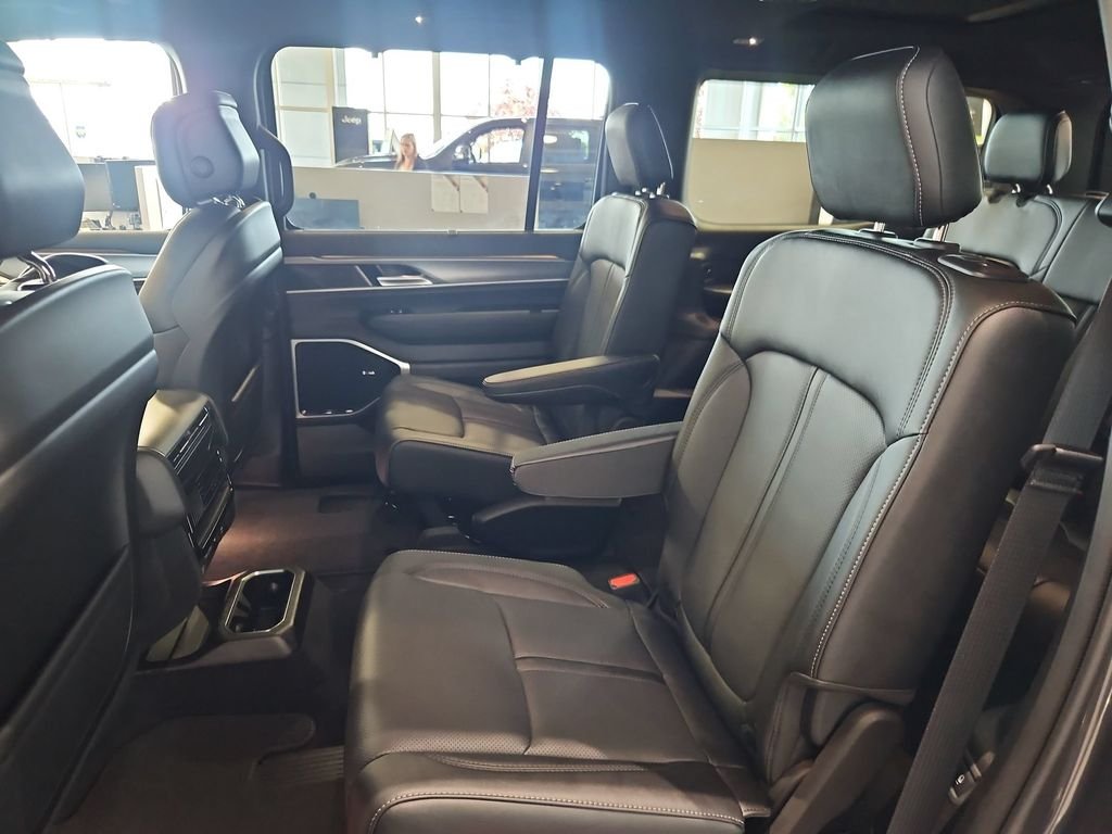 New 2026 Baltic-Gray Metallic Clear-Coat Exterior Paint Jeep Limited Reserve image 23