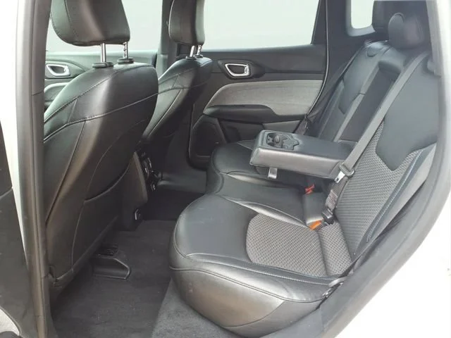 Used 2024  Jeep Latitude image 20