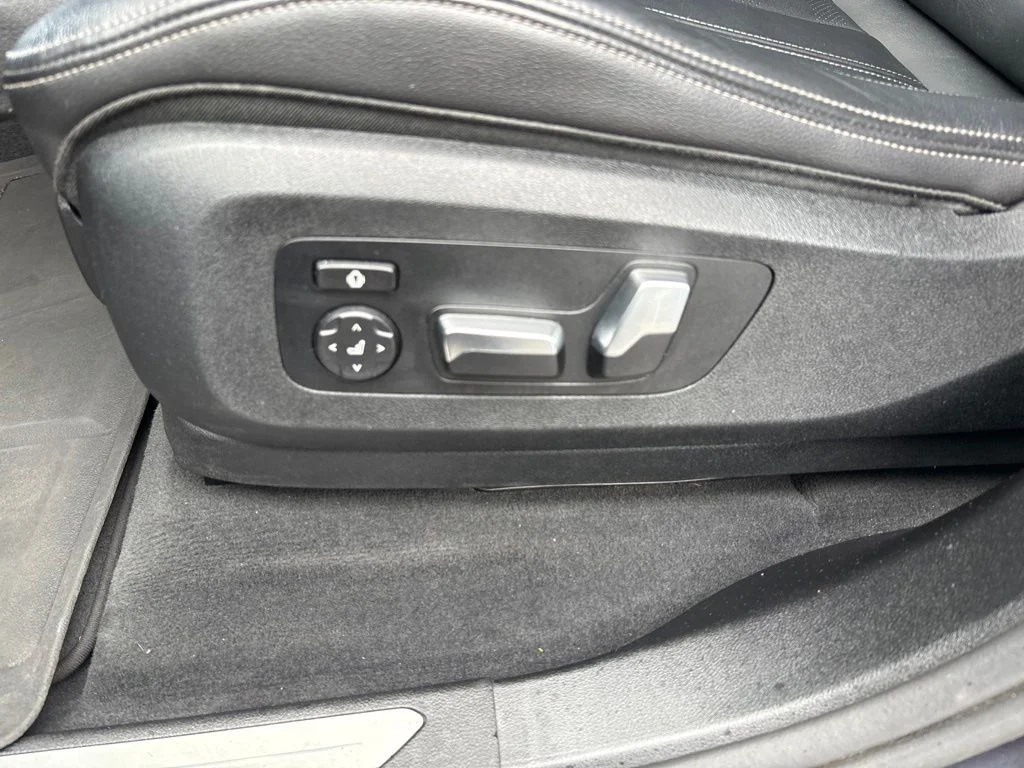 Used 2019 Gray BMW xDrive40i image 16