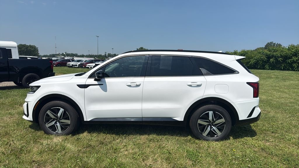 Used 2022 White Kia S image 3