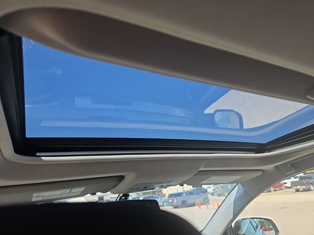 Used 2013 White Toyota XLE image 28