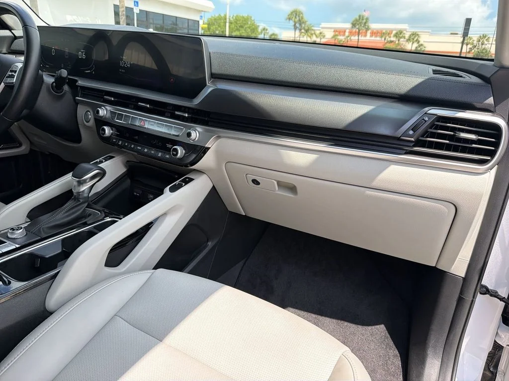 Used 2024 White Kia S image 36