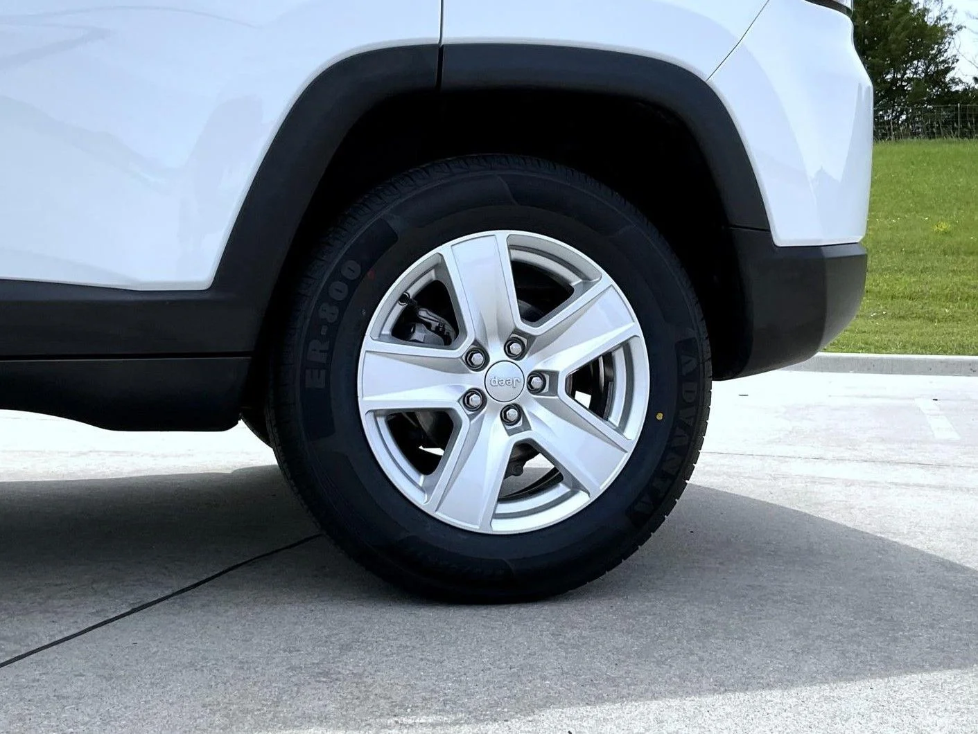 Used 2022 White Jeep Latitude image 23