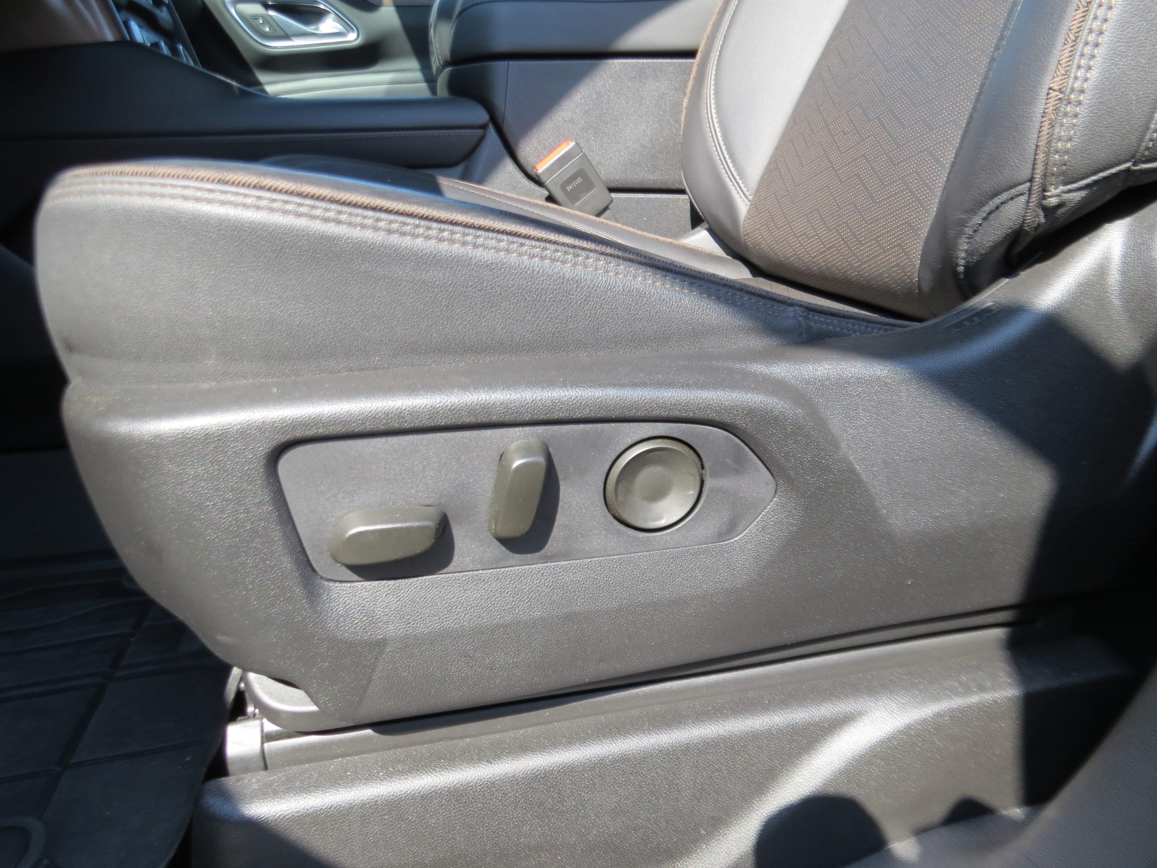 Used 2024 Iridescent Pearl Tricoat Chevrolet High Country image 18
