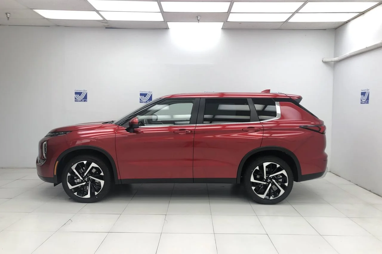 Used 2022 Red Diamond Mitsubishi  image 5