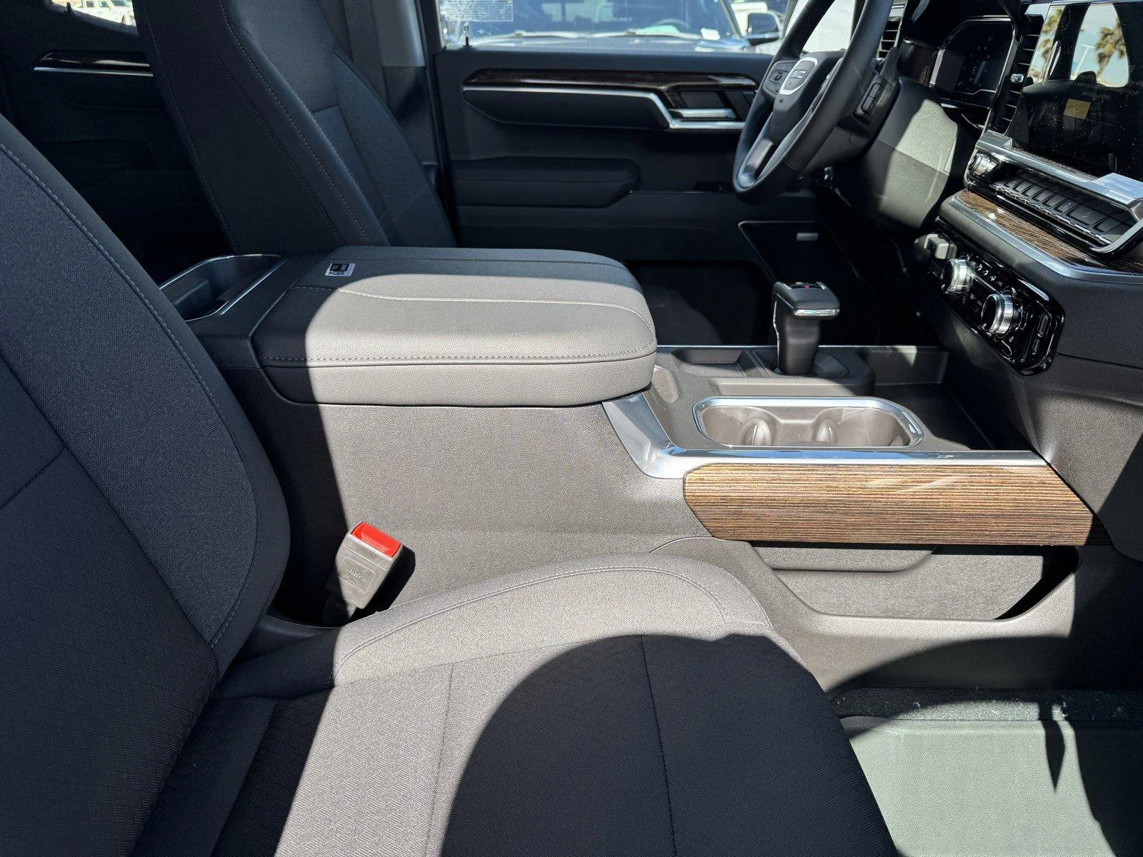 New 2025 Summit White GMC Elevation image 9