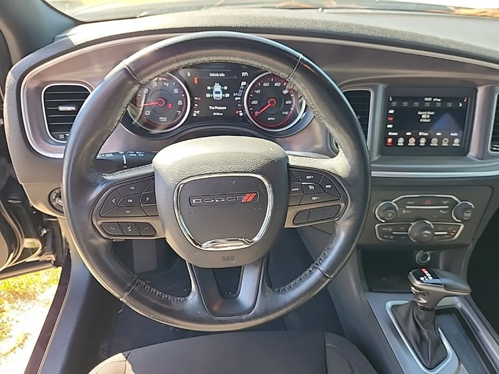 Used 2021 Pitch Black Clearcoat Dodge SXT image 4