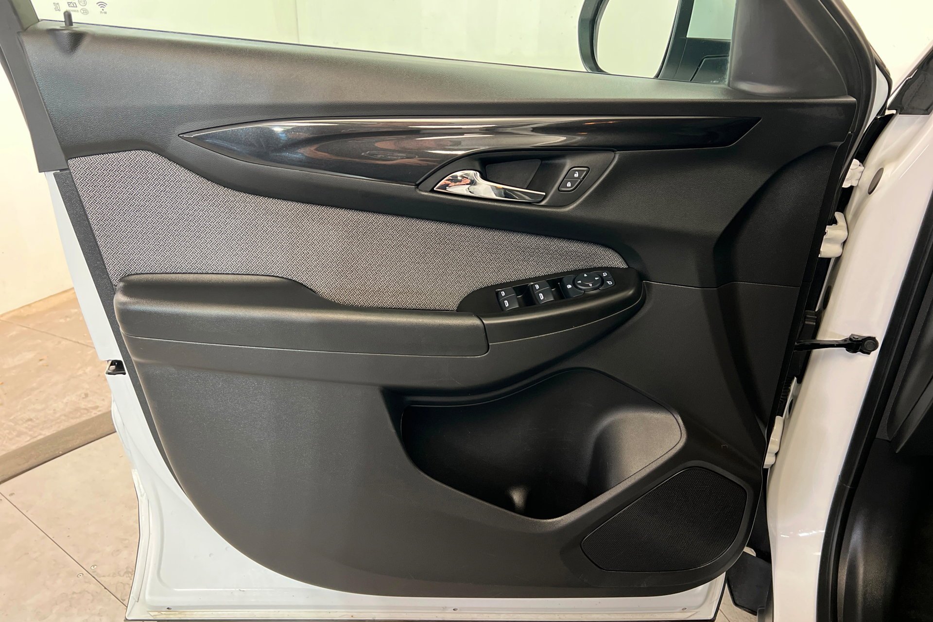 Used 2025 Summit White Chevrolet LT image 15