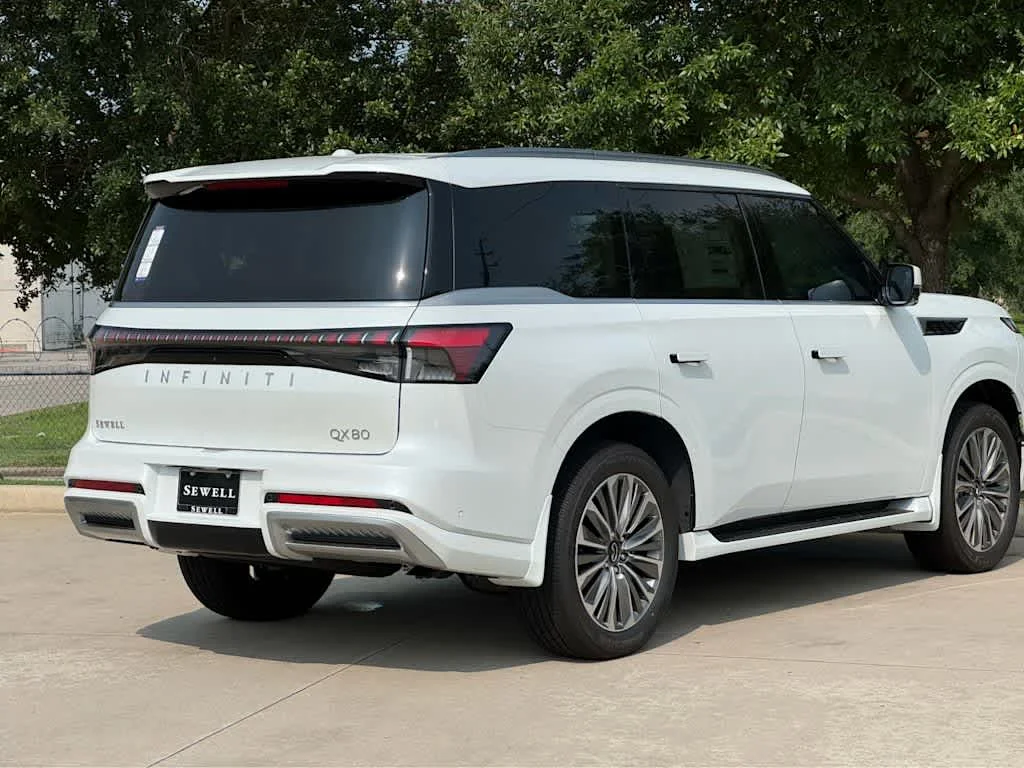 New 2026 RADIANT WHITE INFINITI LUXE image 3