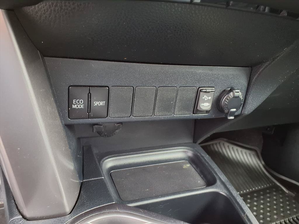 Used 2018 White Toyota XLE image 19