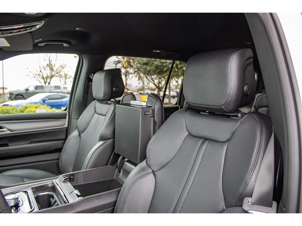 New 2026 Bright White Clear-Coat Exterior Paint Jeep Limited Altitude image 33