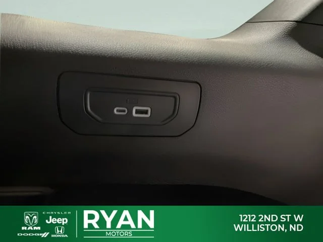 New 2026 Diamond Black Crystal Pearl-Coat Exterior Paint Jeep Laredo image 36