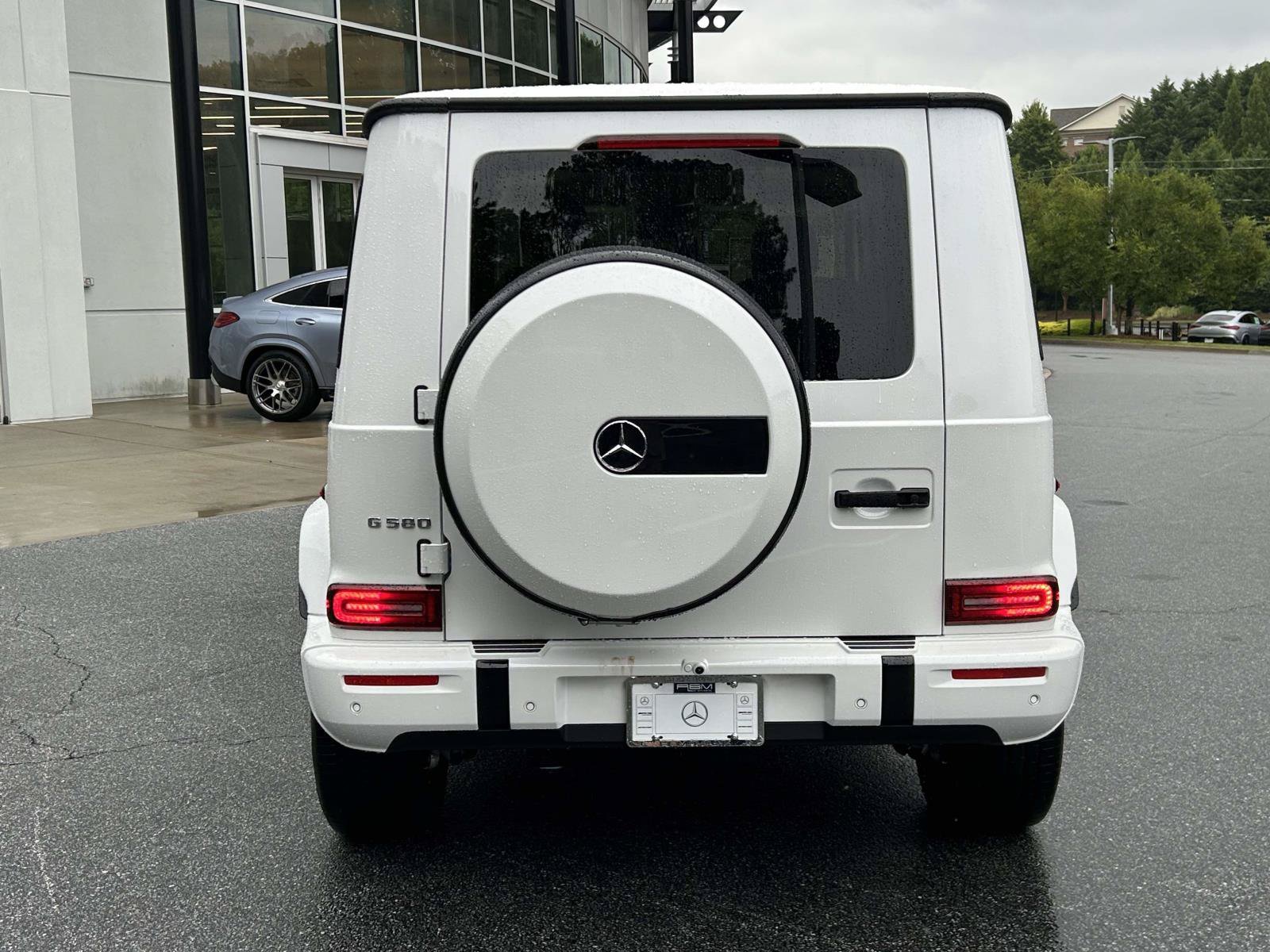 New 2027 MANUFAKTUR Moonlight White Metallic Mercedes-Benz G 580e SUV image 7
